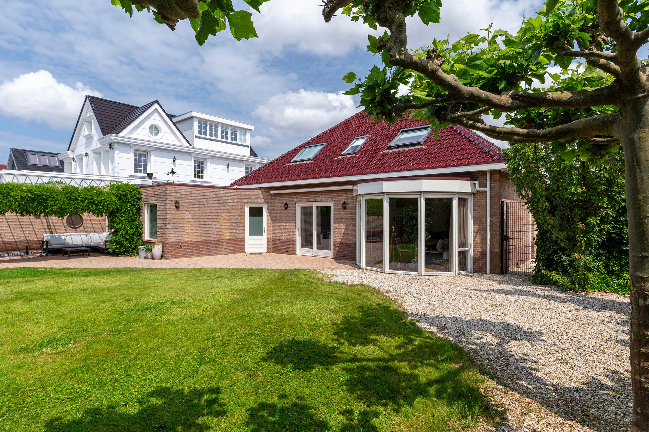 Spacious detached villa with waterside garden and ground floor bedroom — 12