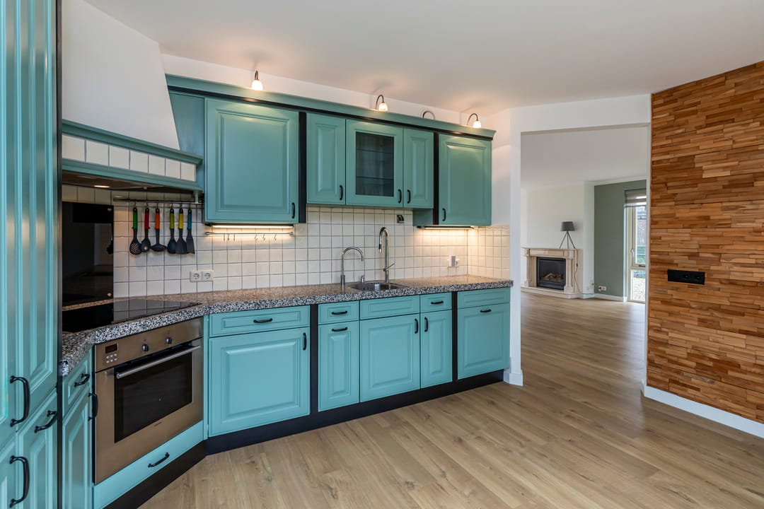 Spacious detached villa with waterside garden and ground floor bedroom — 13