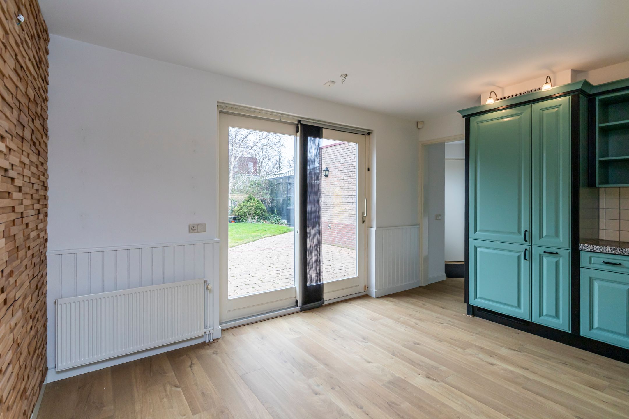 Spacious detached villa with waterside garden and ground floor bedroom — 15