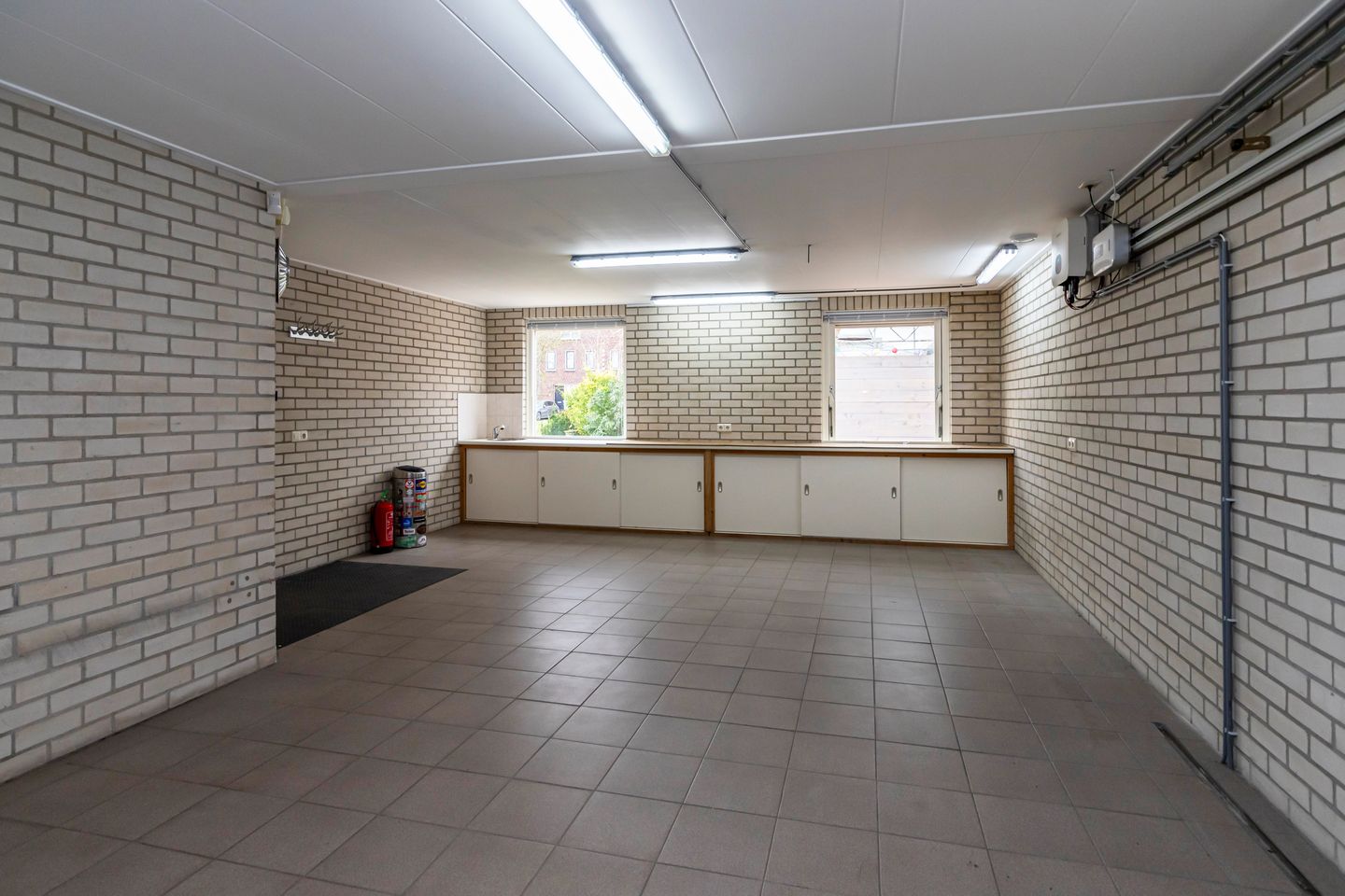 Spacious detached villa with waterside garden and ground floor bedroom — 19