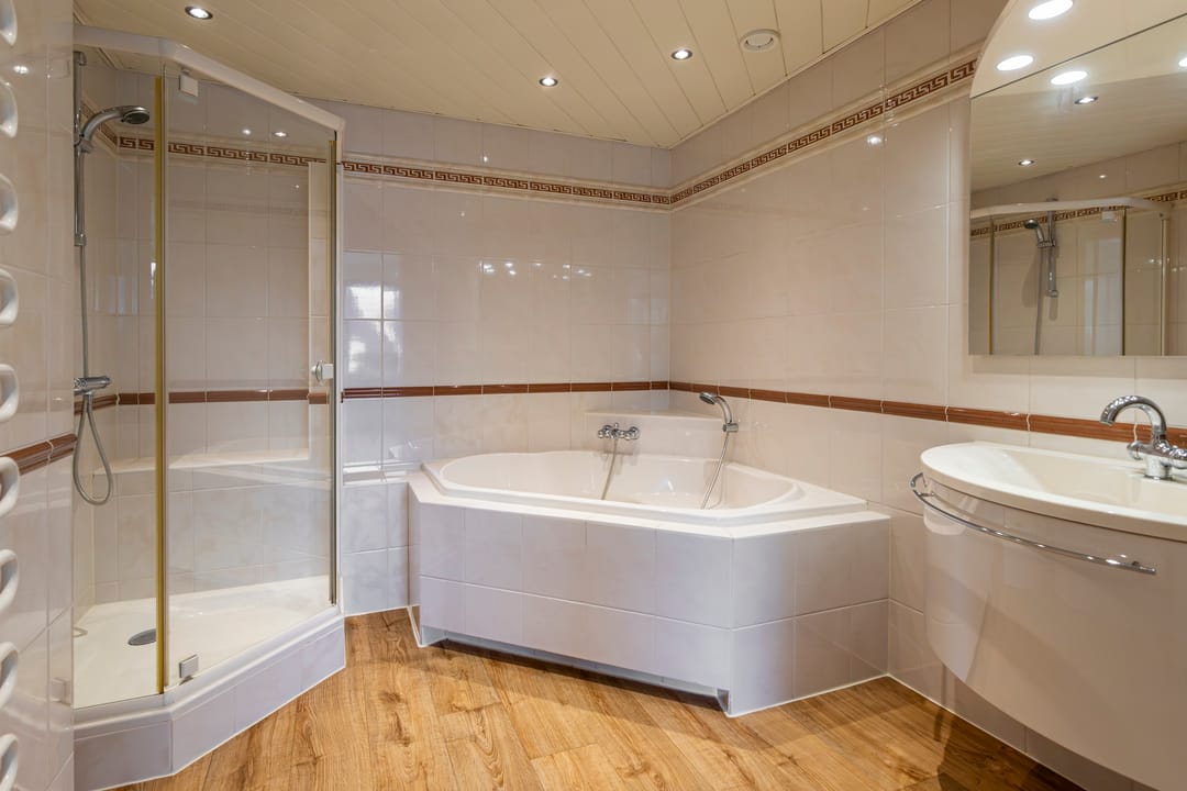 Spacious detached villa with waterside garden and ground floor bedroom — 22