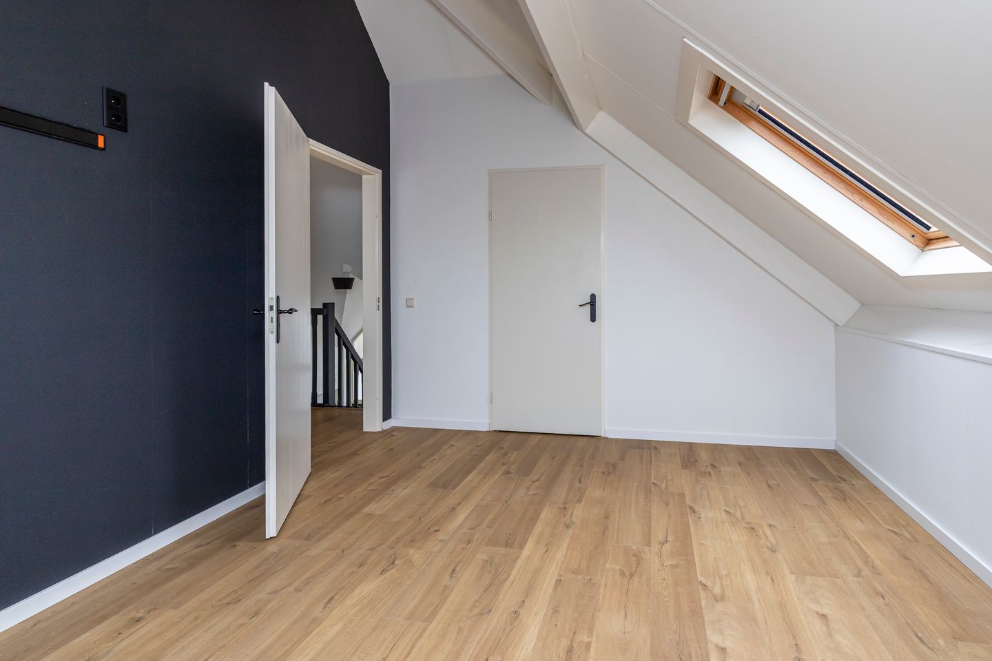 Spacious detached villa with waterside garden and ground floor bedroom — 25