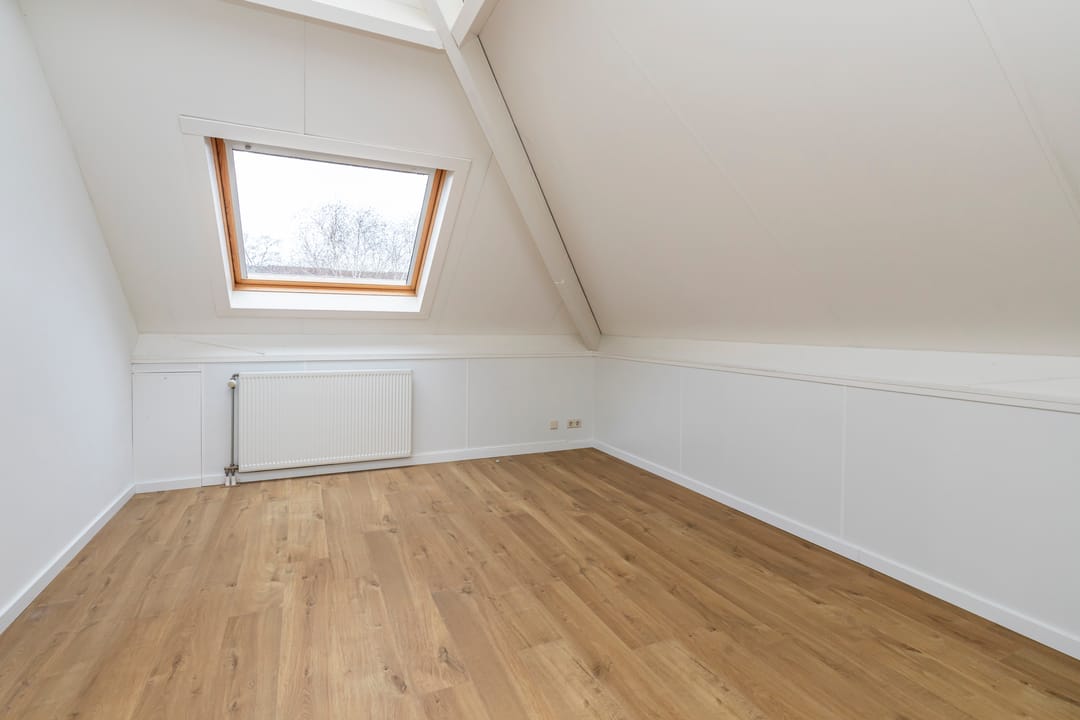 Spacious detached villa with waterside garden and ground floor bedroom — 26