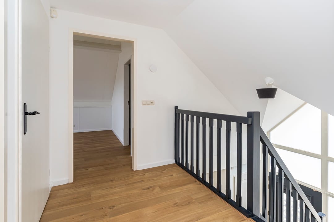 Spacious detached villa with waterside garden and ground floor bedroom — 31