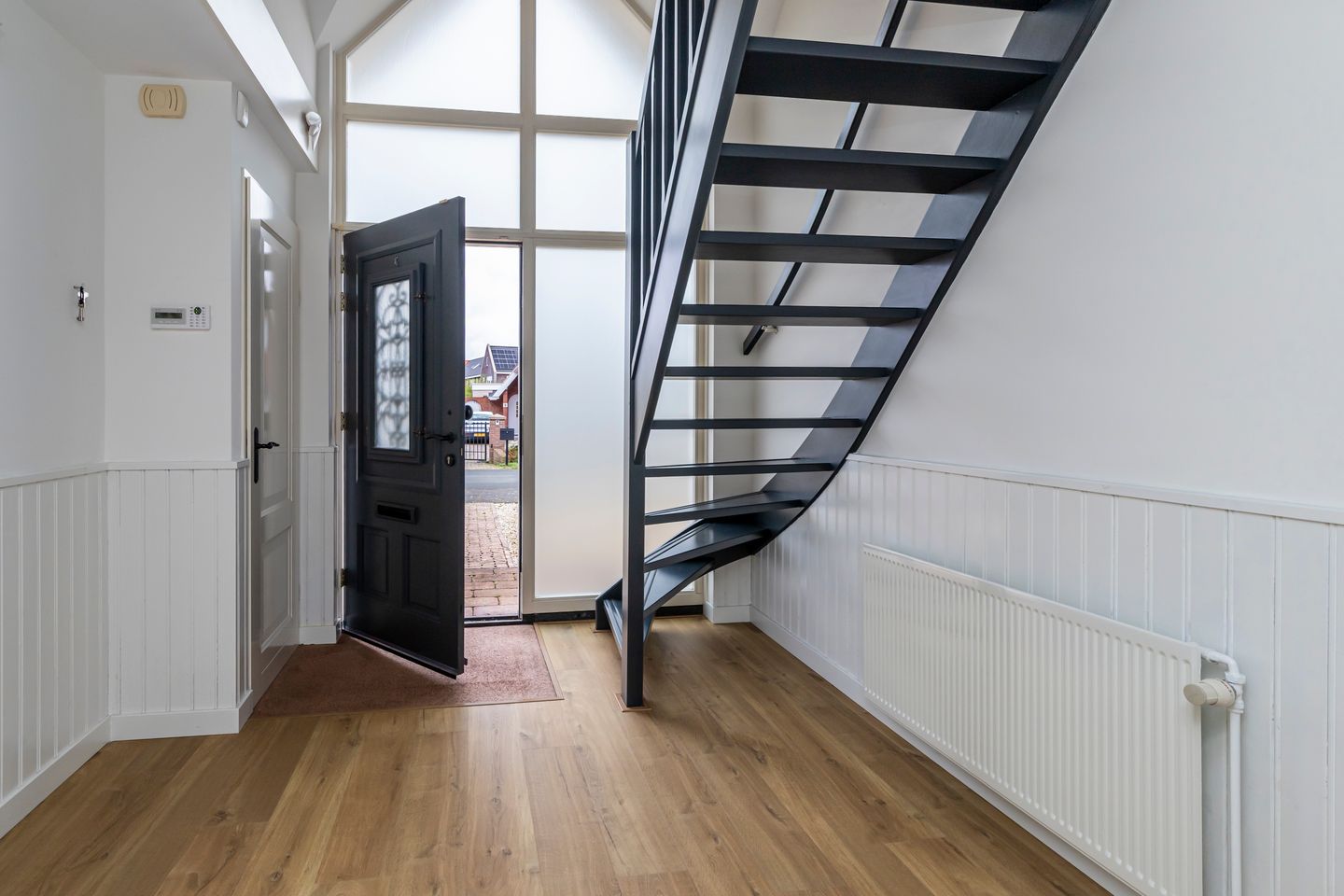 Spacious detached villa with waterside garden and ground floor bedroom — 34