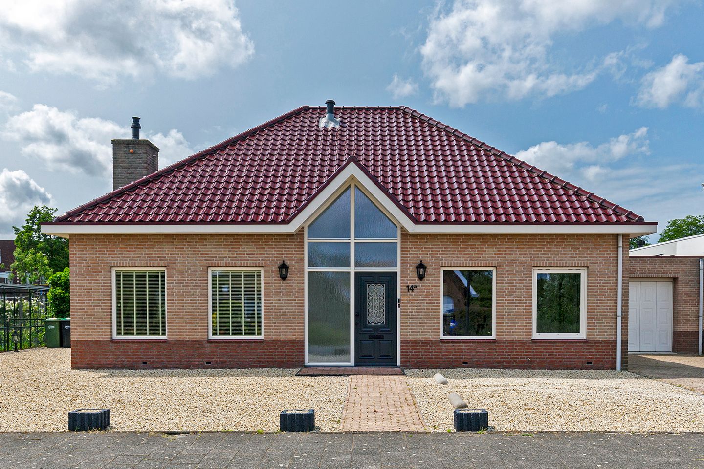 Spacious detached villa with waterside garden and ground floor bedroom — 35