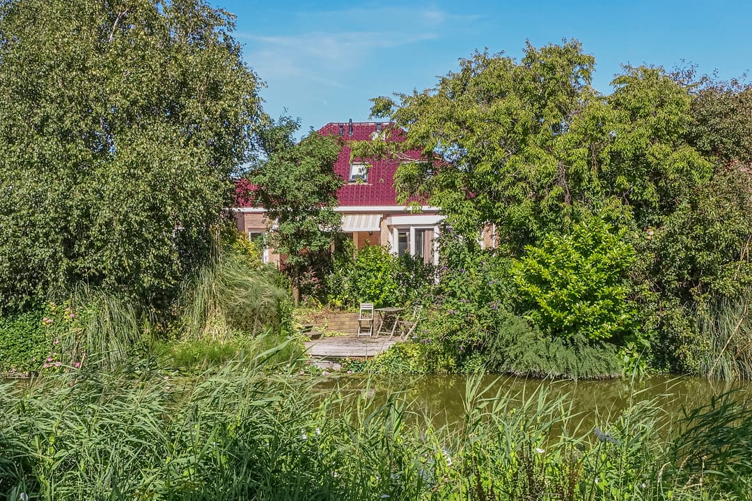 Spacious detached villa with waterside garden and ground floor bedroom — 38