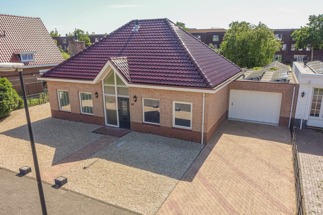Spacious detached villa with waterside garden and ground floor bedroom — 37