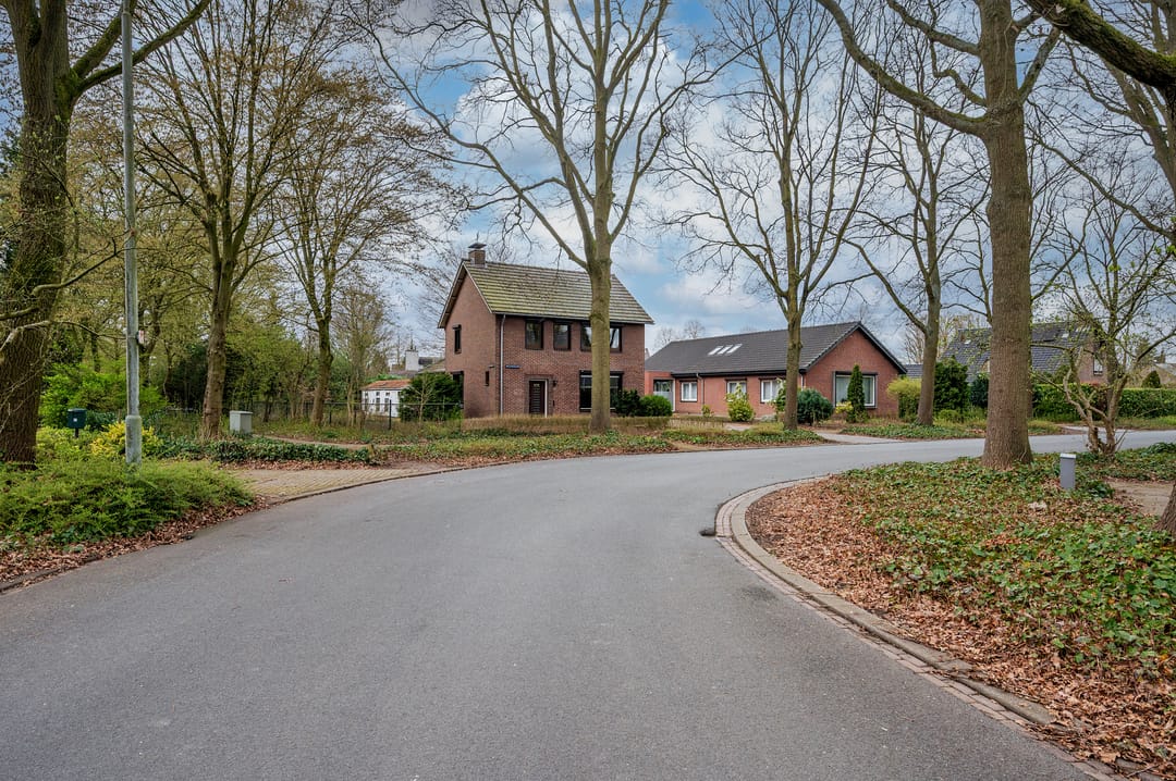 Spacious detached villa with large garden in Meuleveld — 52