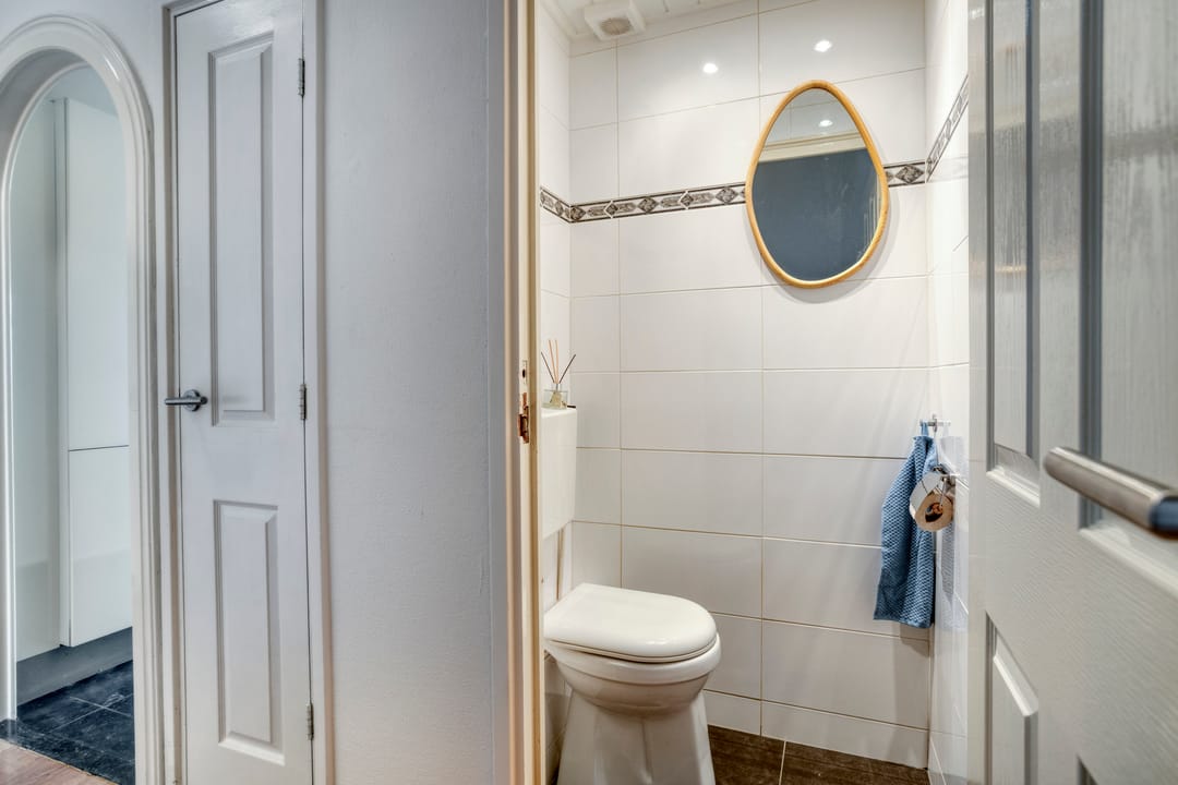 Charming 3-Room Apartment with 2 Balconies in Hengelo Noord — 18