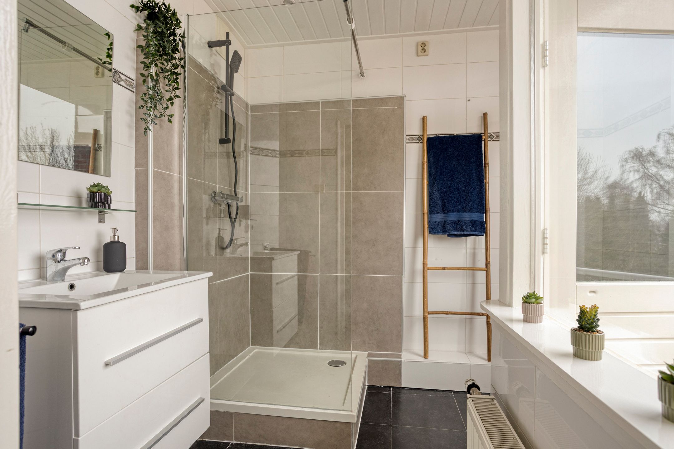 Charming 3-Room Apartment with 2 Balconies in Hengelo Noord — 27