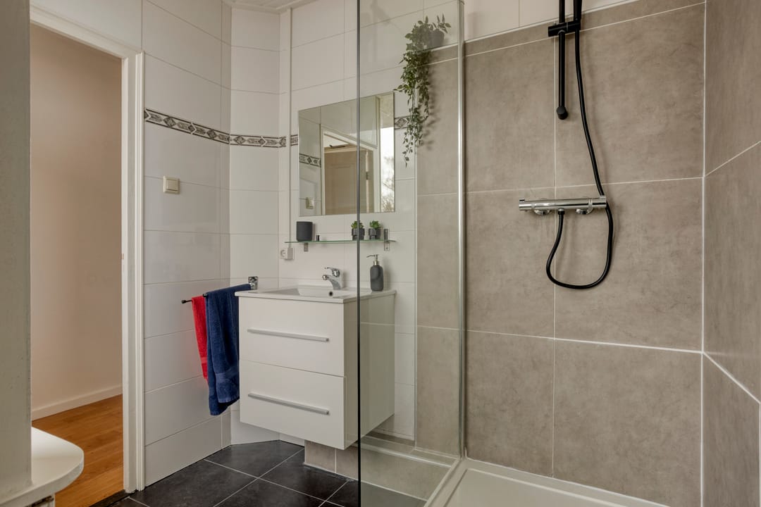 Charming 3-Room Apartment with 2 Balconies in Hengelo Noord — 28
