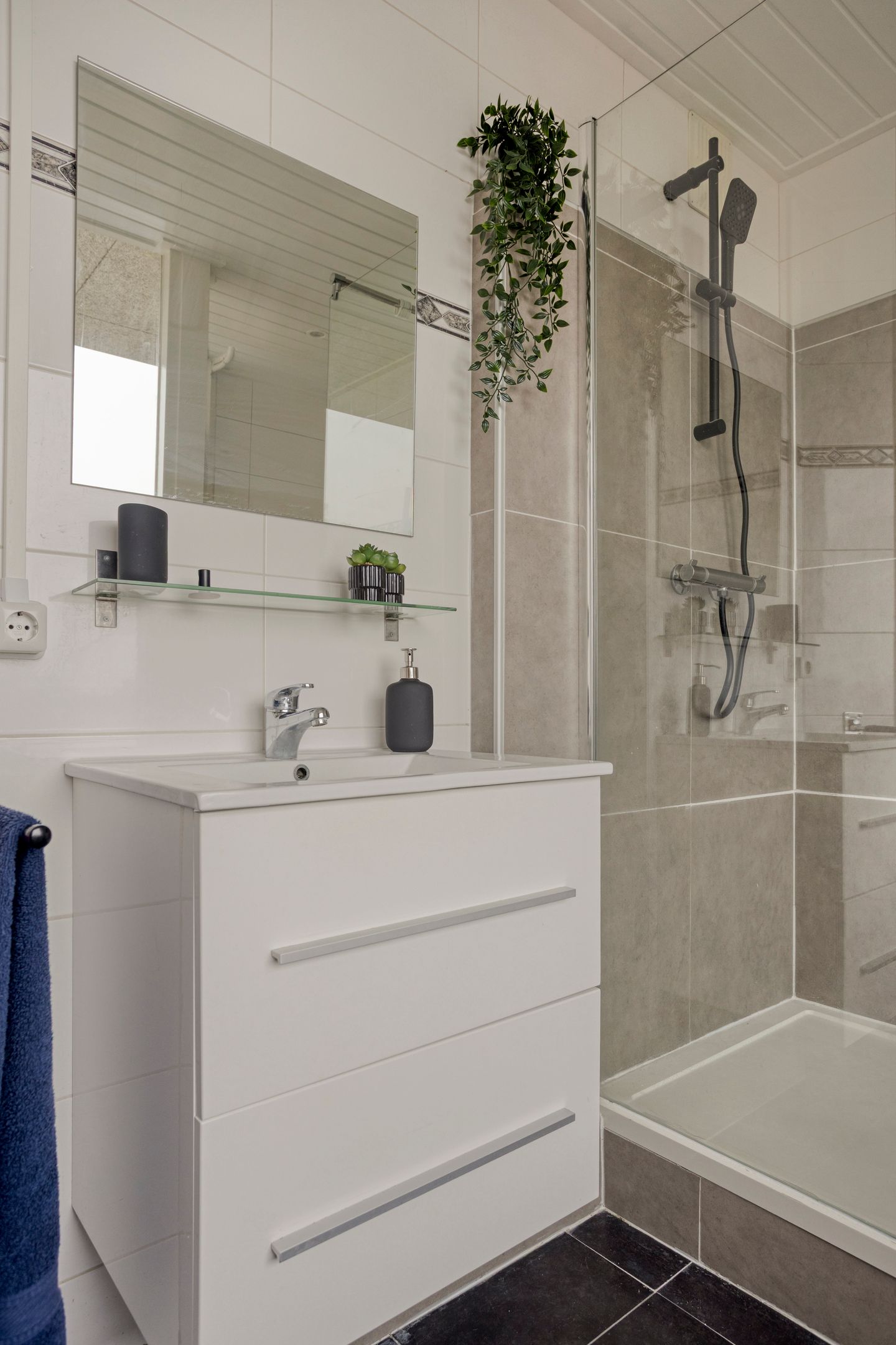 Charming 3-Room Apartment with 2 Balconies in Hengelo Noord — 30