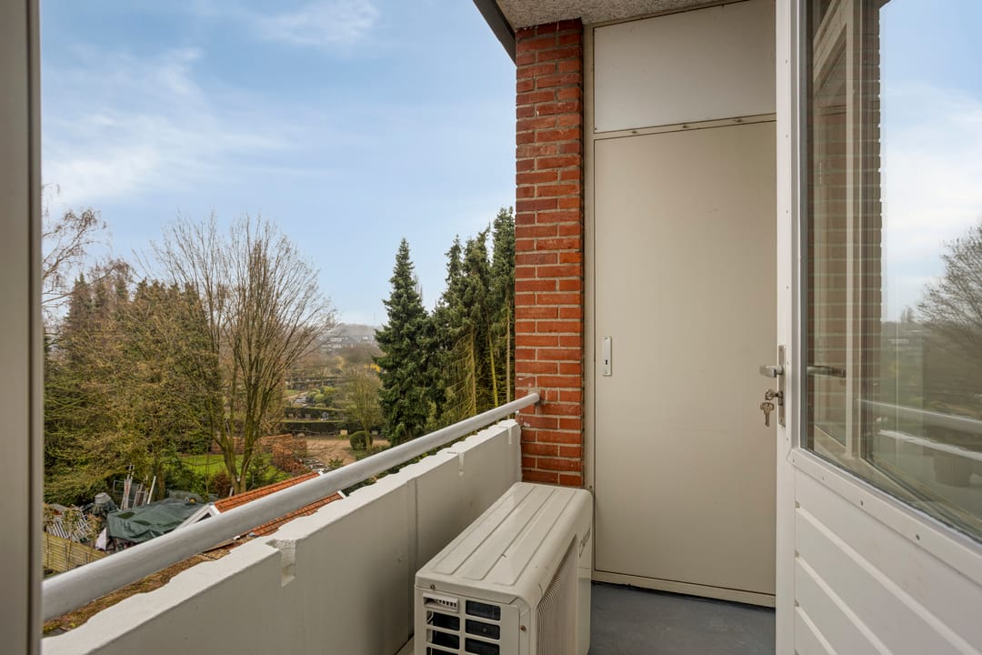Charming 3-Room Apartment with 2 Balconies in Hengelo Noord — 32