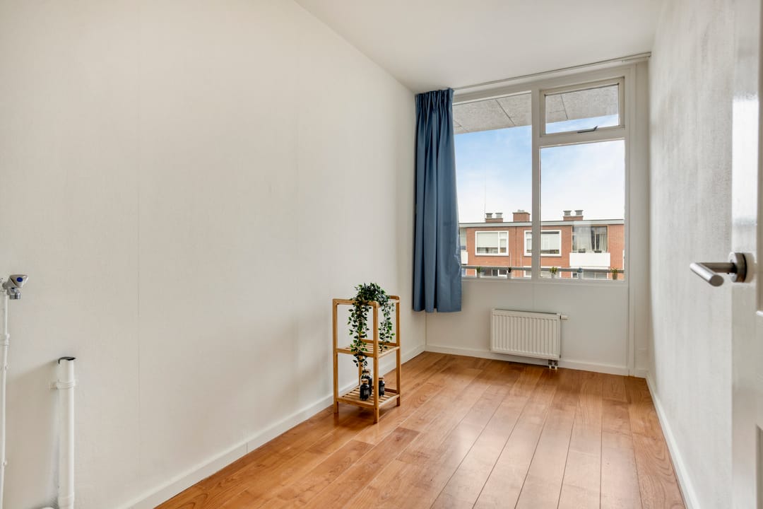 Charming 3-Room Apartment with 2 Balconies in Hengelo Noord — 34