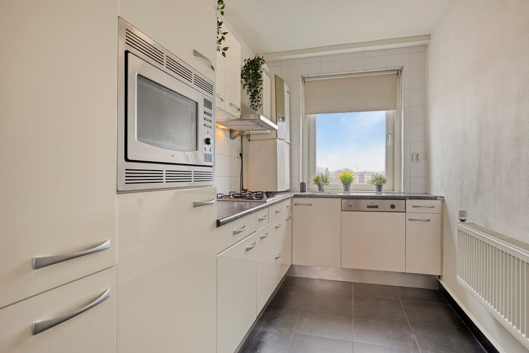 Charming 3-Room Apartment with 2 Balconies in Hengelo Noord — 37