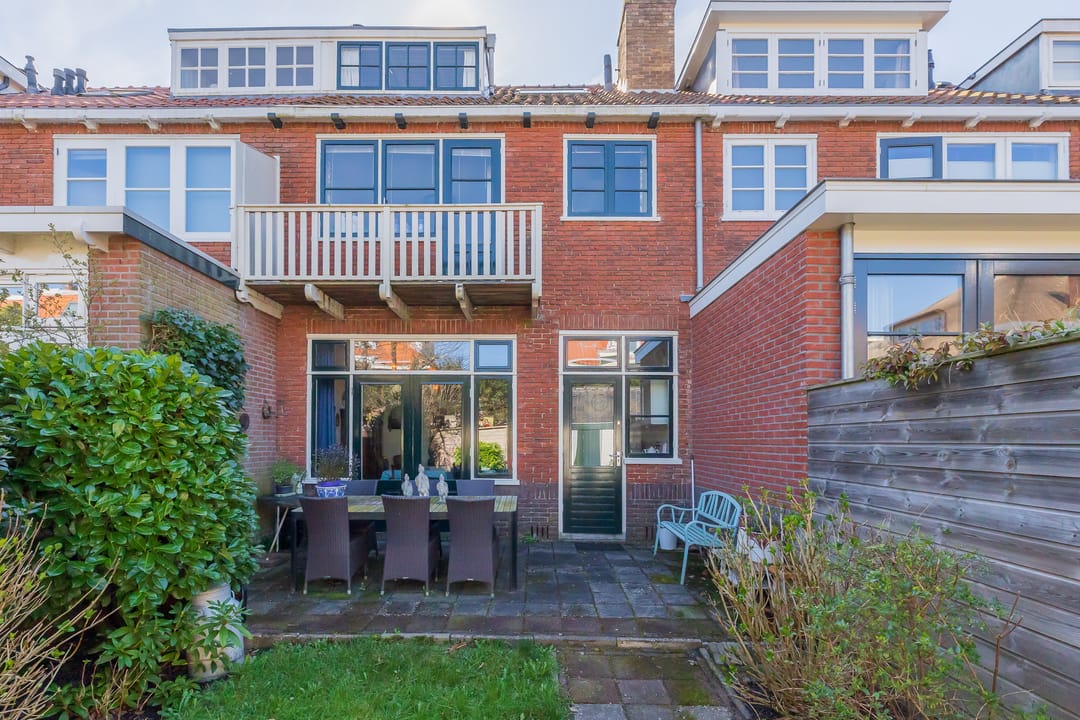 Characteristic terraced house with renovation potential in Overveen — 17
