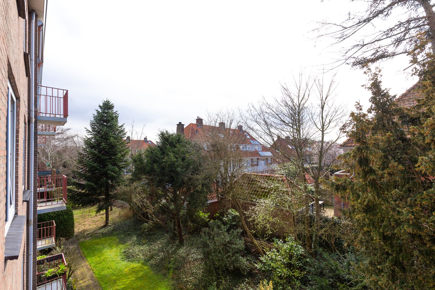 Lichte driekamerwoning met twee balkons in Overveen — 15