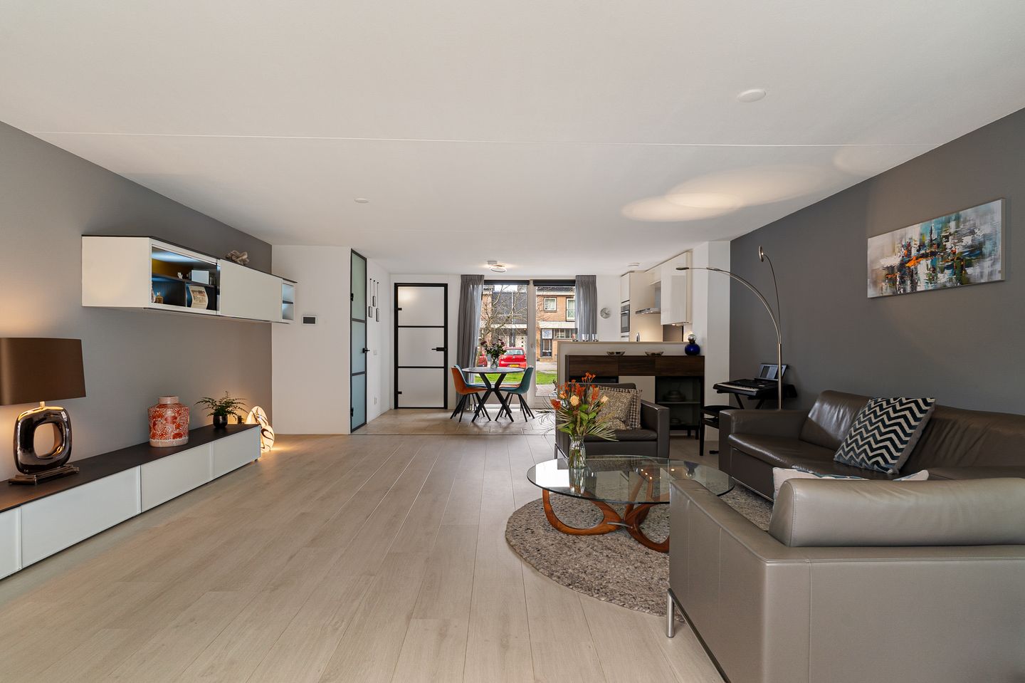 Spacious Family Home with Conservatory and Rooftop Terrace — 14