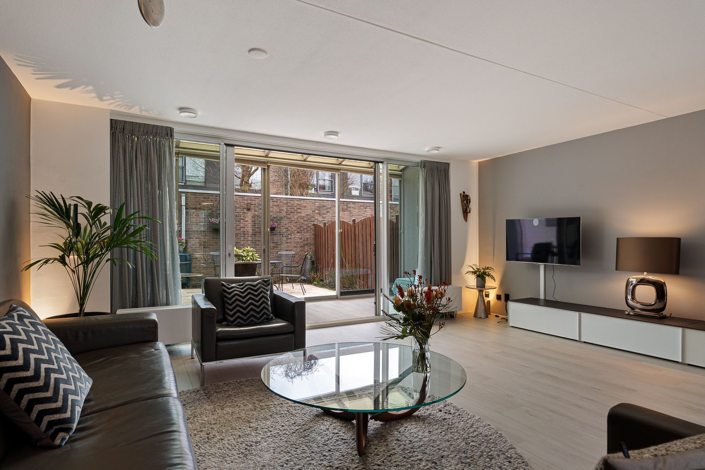 Spacious Family Home with Conservatory and Rooftop Terrace — 19