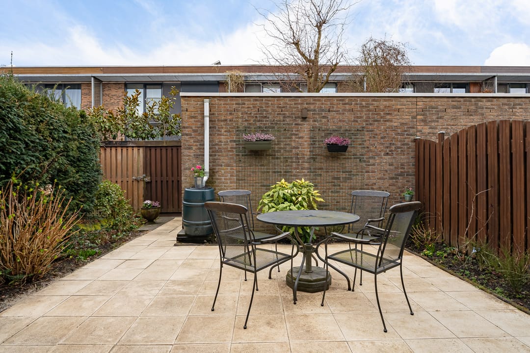 Spacious Family Home with Conservatory and Rooftop Terrace — 20