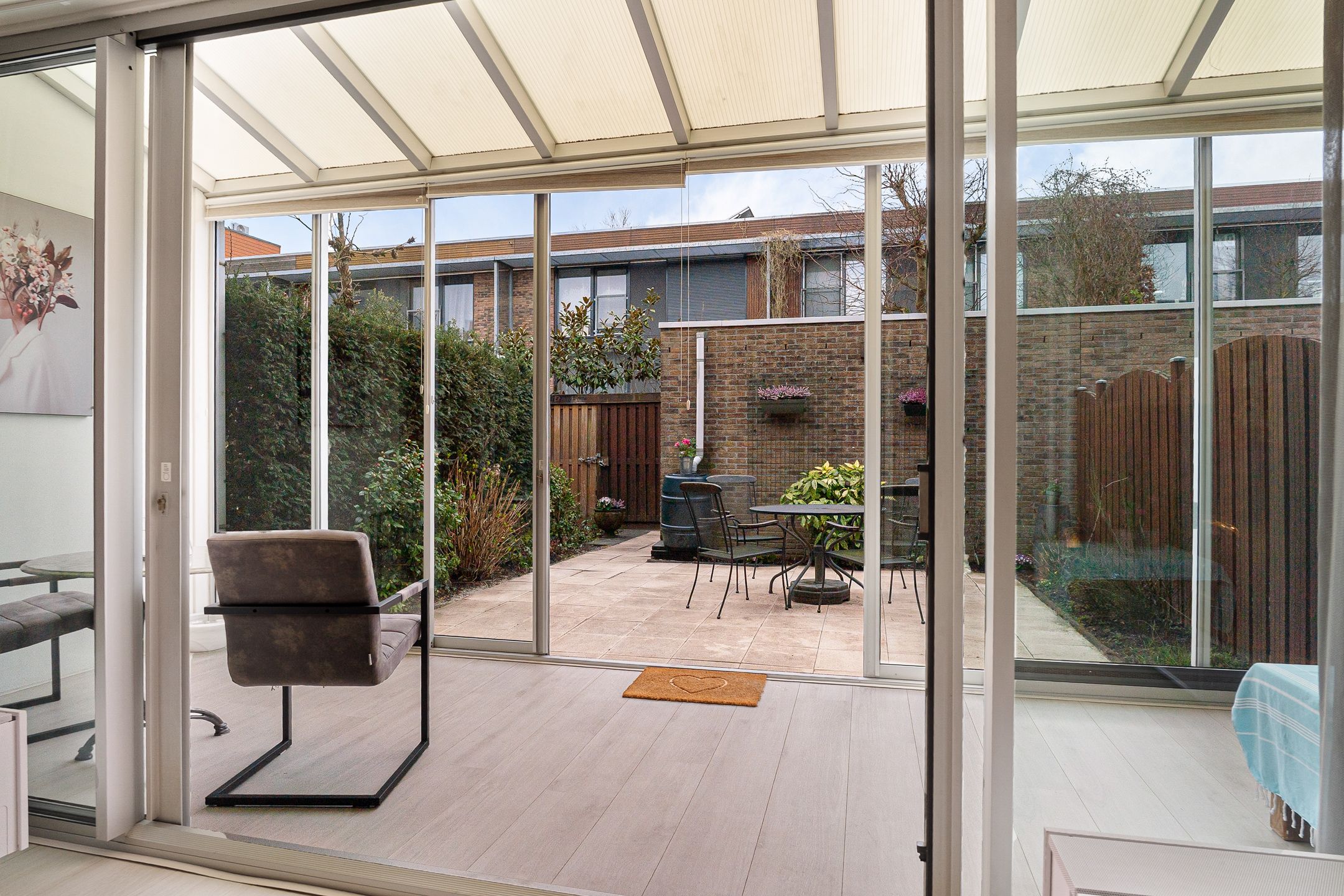 Spacious Family Home with Conservatory and Rooftop Terrace — 24