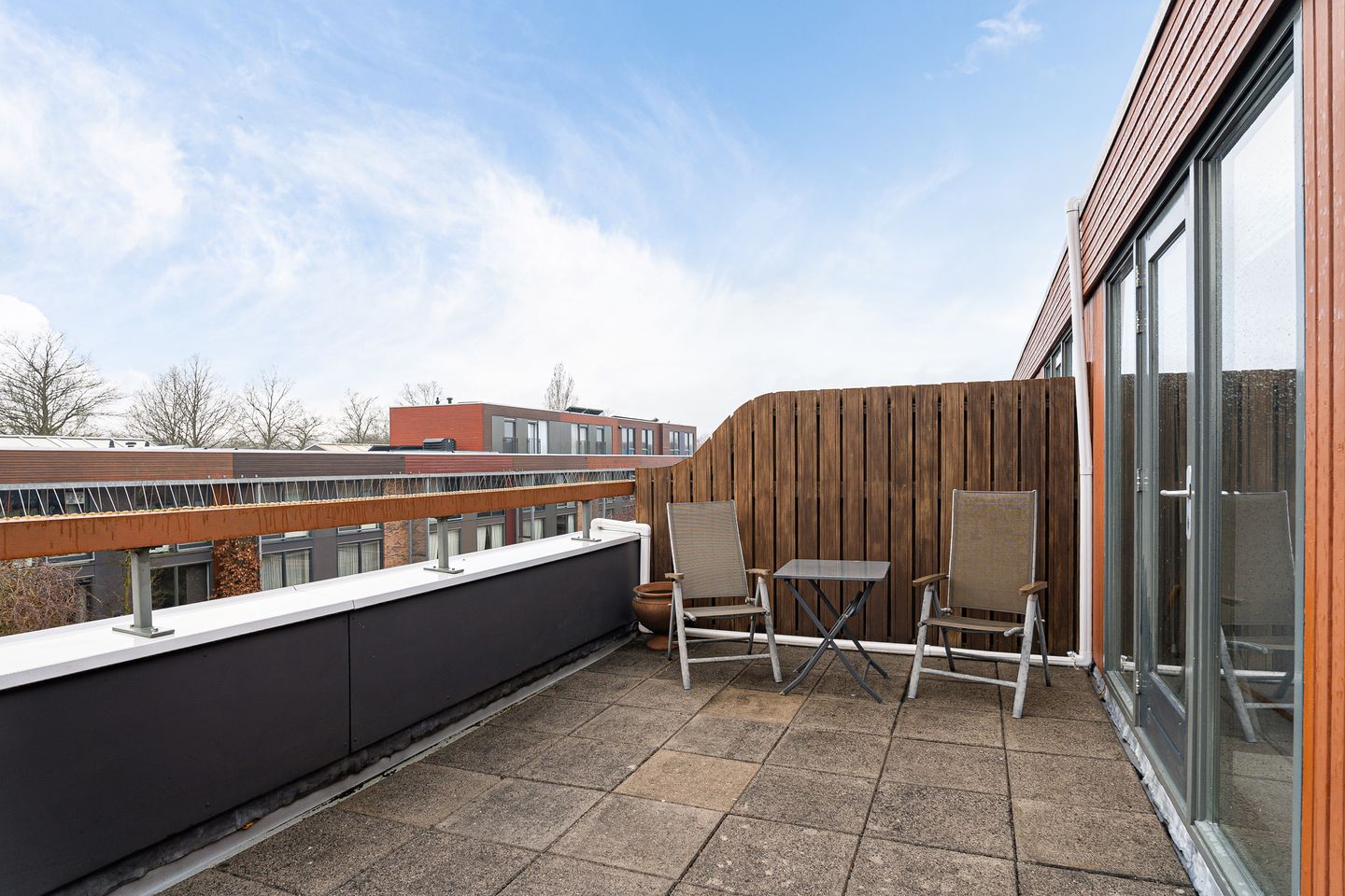 Spacious Family Home with Conservatory and Rooftop Terrace — 42