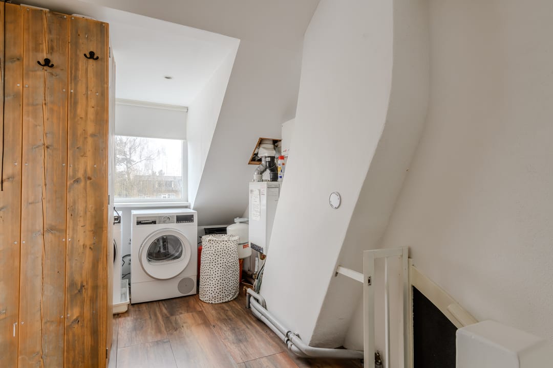 Energy-efficient family home with four bedrooms and spacious backyard — 31