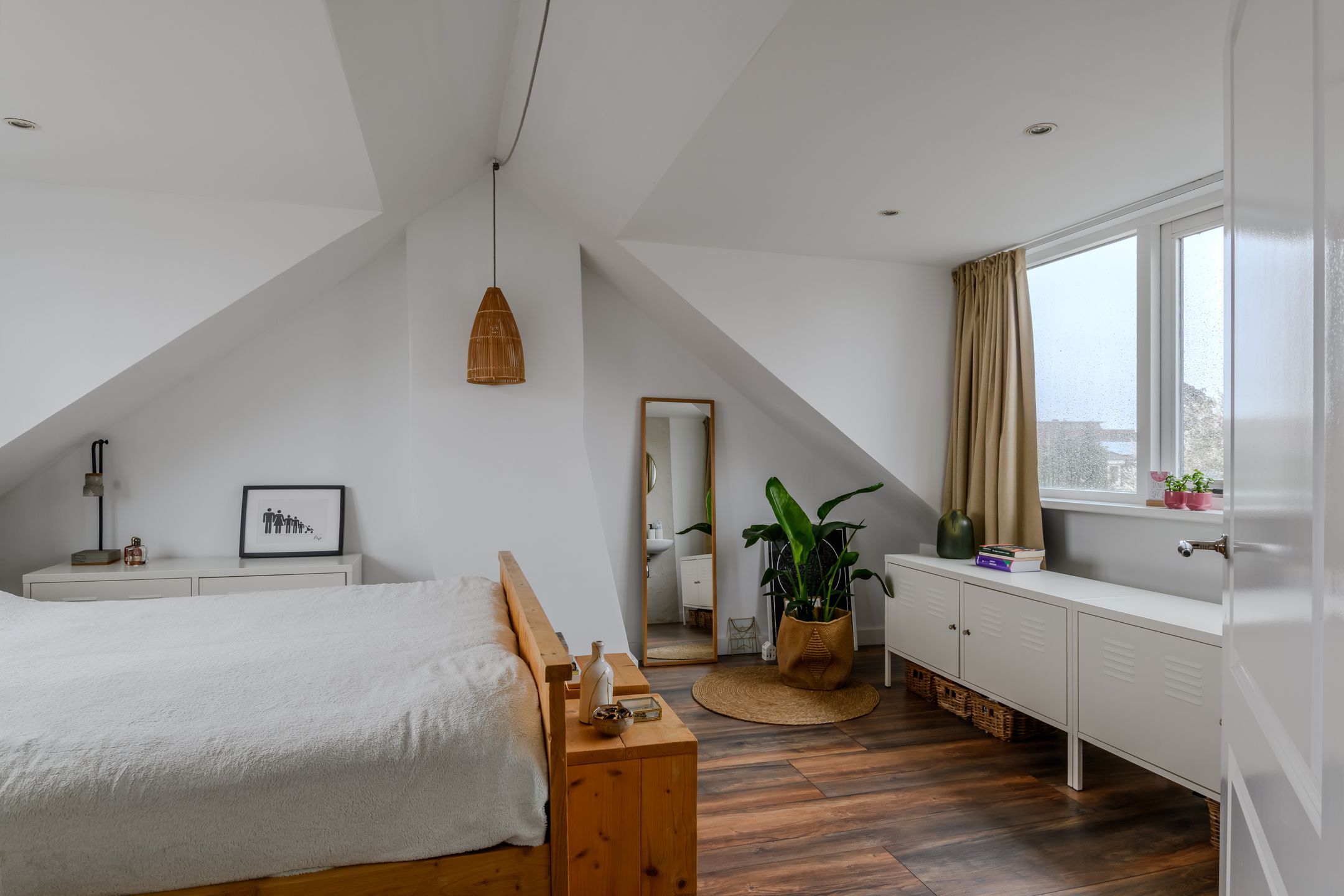 Energy-efficient family home with four bedrooms and spacious backyard — 33
