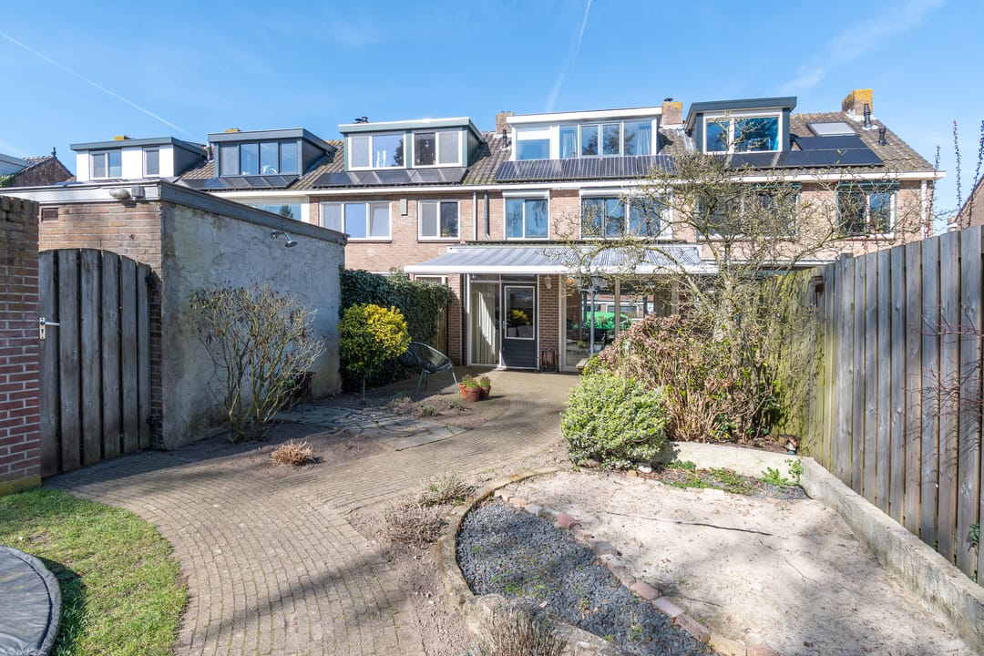 Energy-efficient family home with four bedrooms and spacious backyard — 37
