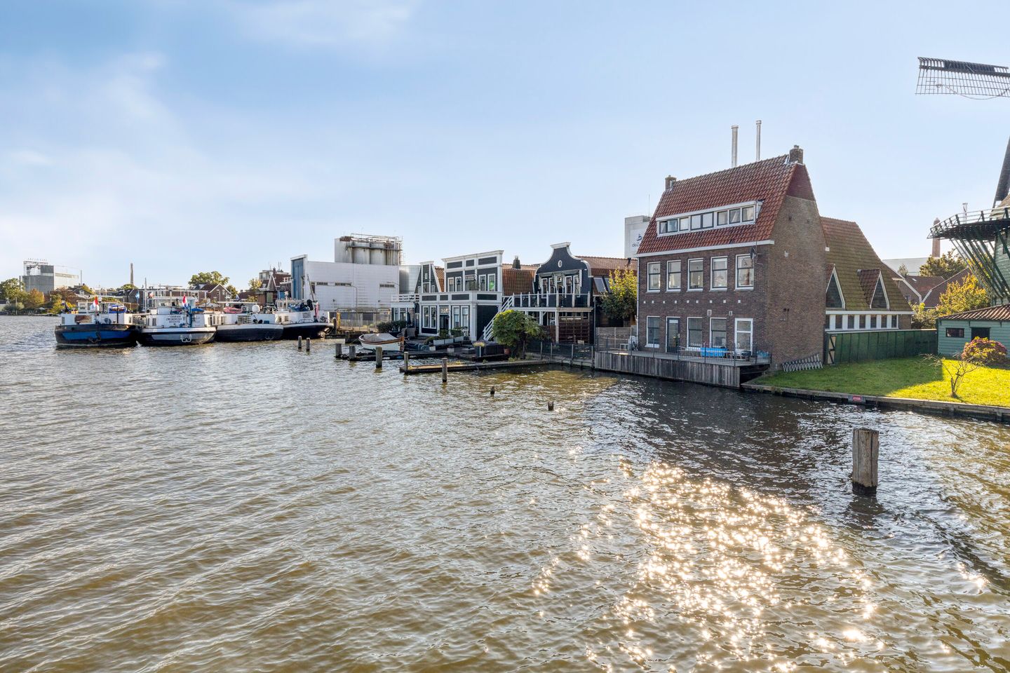 Spacious Waterfront Double House with Private Dock in Zaandijk — 34