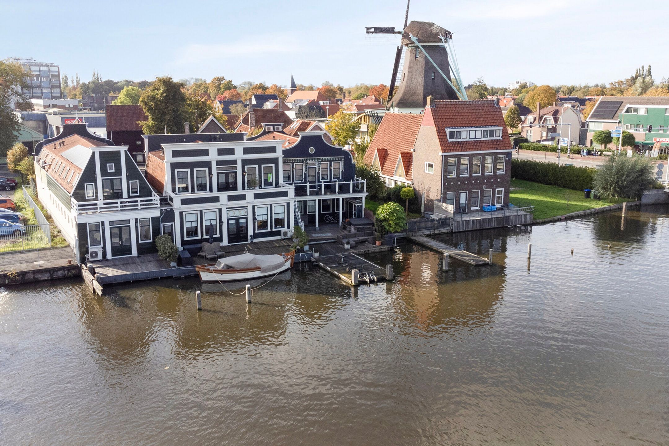 Spacious Waterfront Double House with Private Dock in Zaandijk — 35