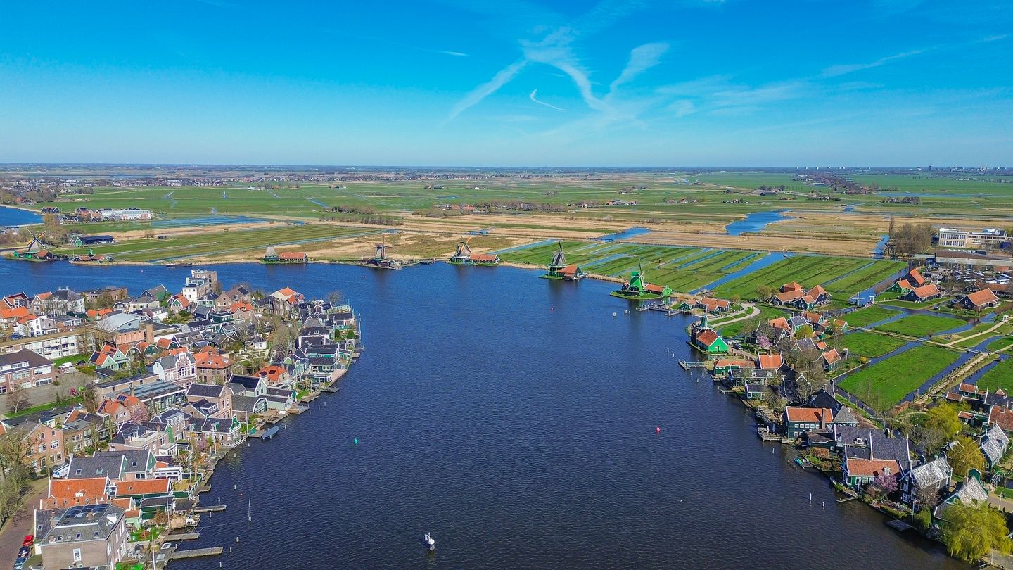 Spacious Waterfront Double House with Private Dock in Zaandijk — 39