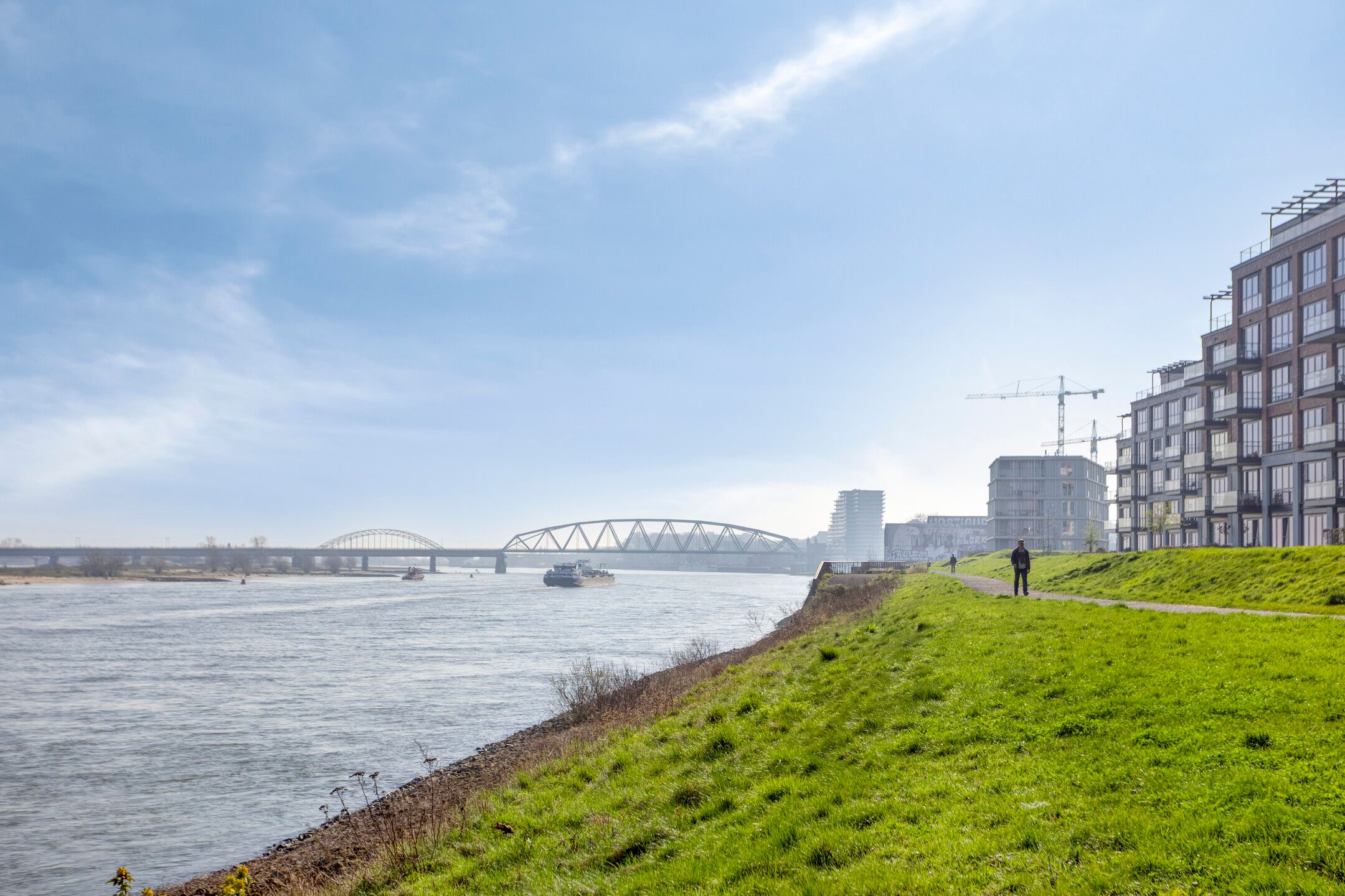Licht appartement met avondzon en uitzicht op de Waalbrug — 33