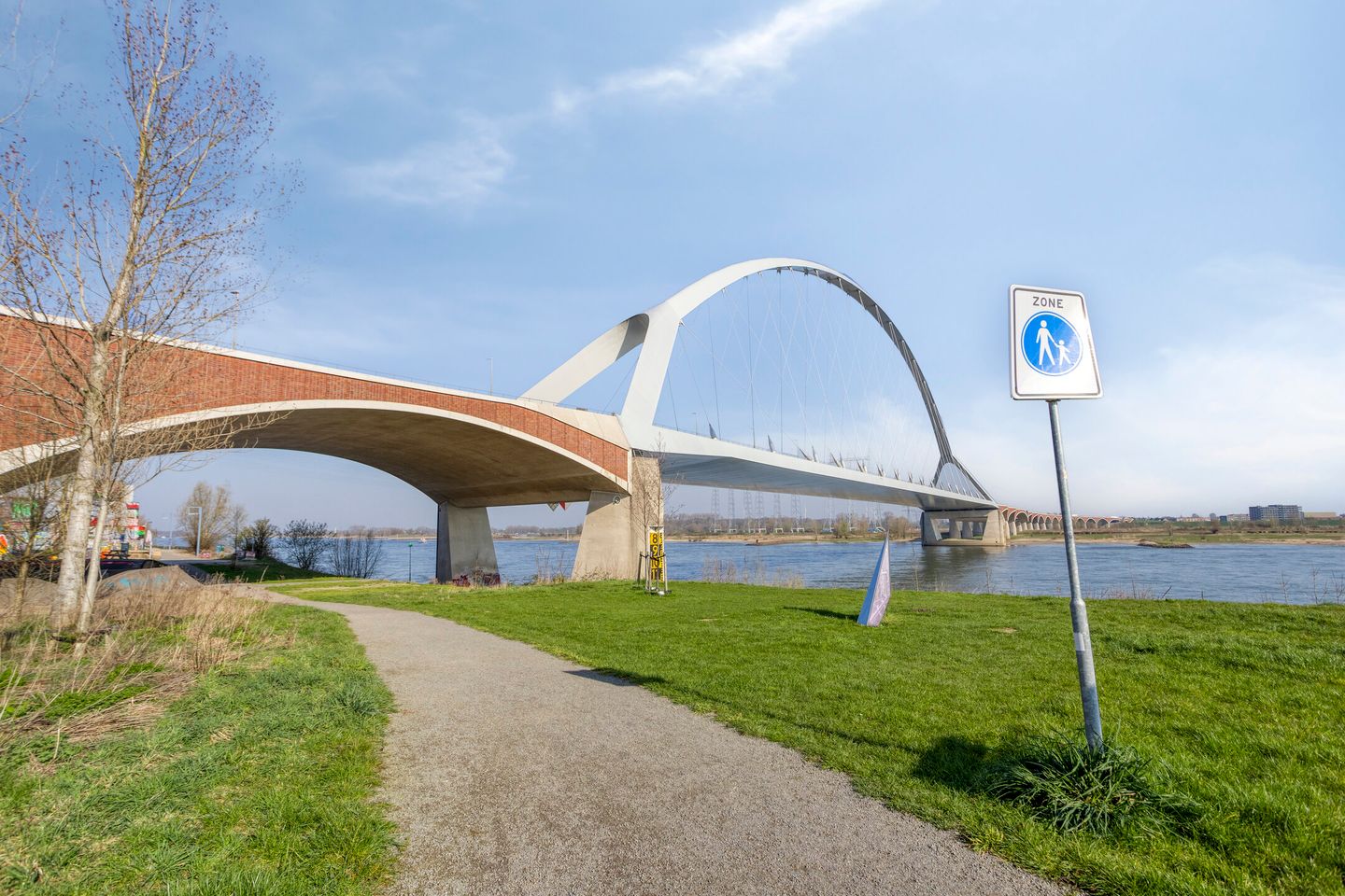 Licht appartement met avondzon en uitzicht op de Waalbrug — 35