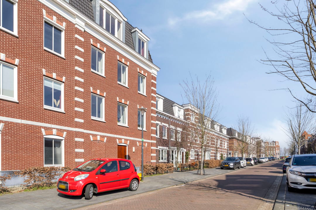 Licht appartement met avondzon en uitzicht op de Waalbrug — 32
