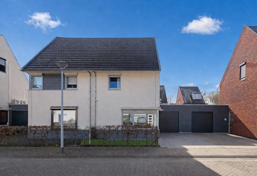 Spacious Move-in Ready Family Home with Energy Label A+ and 23 Solar Panels in Maastricht Malberg — 23