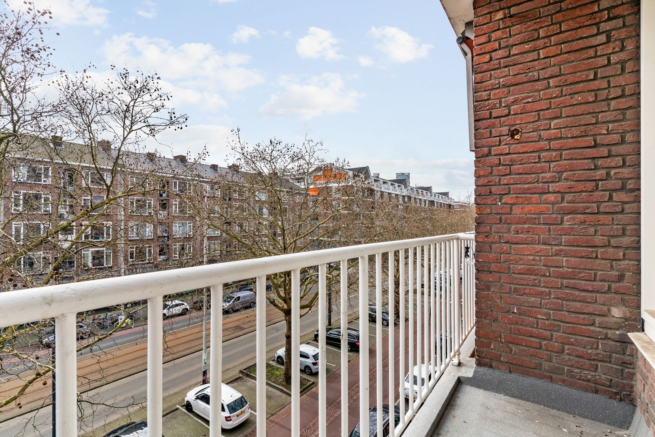 City apartment with light, comfort, and a sunny balcony in Rotterdam — 12