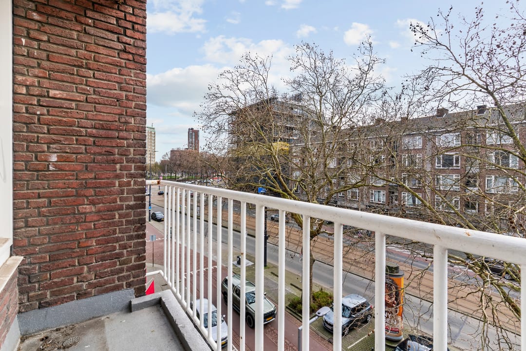 City apartment with light, comfort, and a sunny balcony in Rotterdam — 13