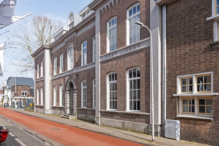 Photo 3 of Van Karnebeekstraat 67-C