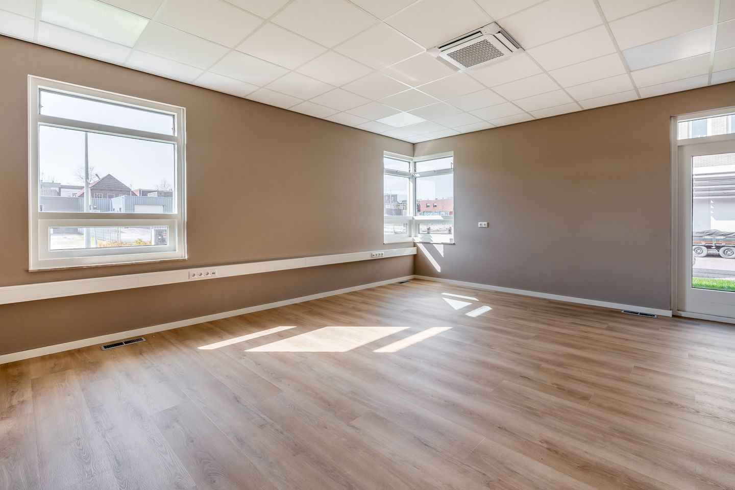 View photo 3 of Lilienthalplein 1