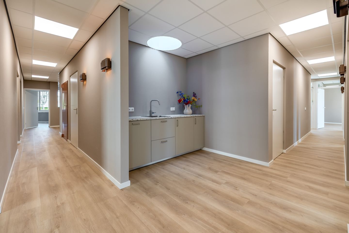 View photo 4 of Lilienthalplein 1