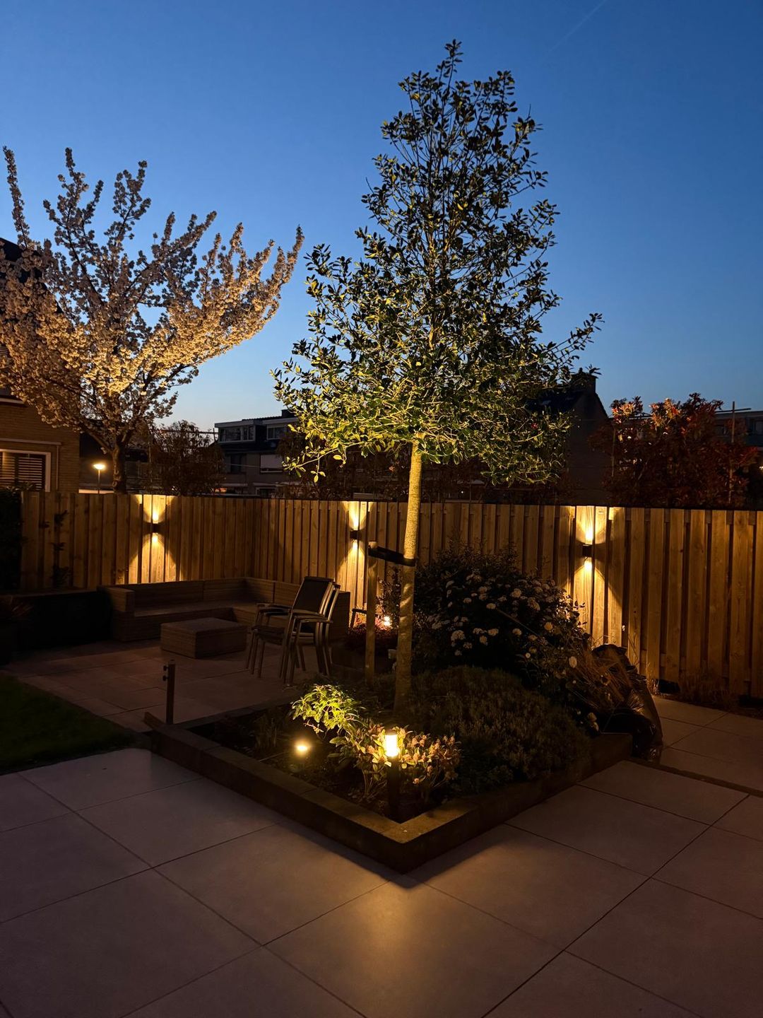 Well-maintained corner house with spacious sunny garden, energy label A, and a child-friendly car-free location — 37