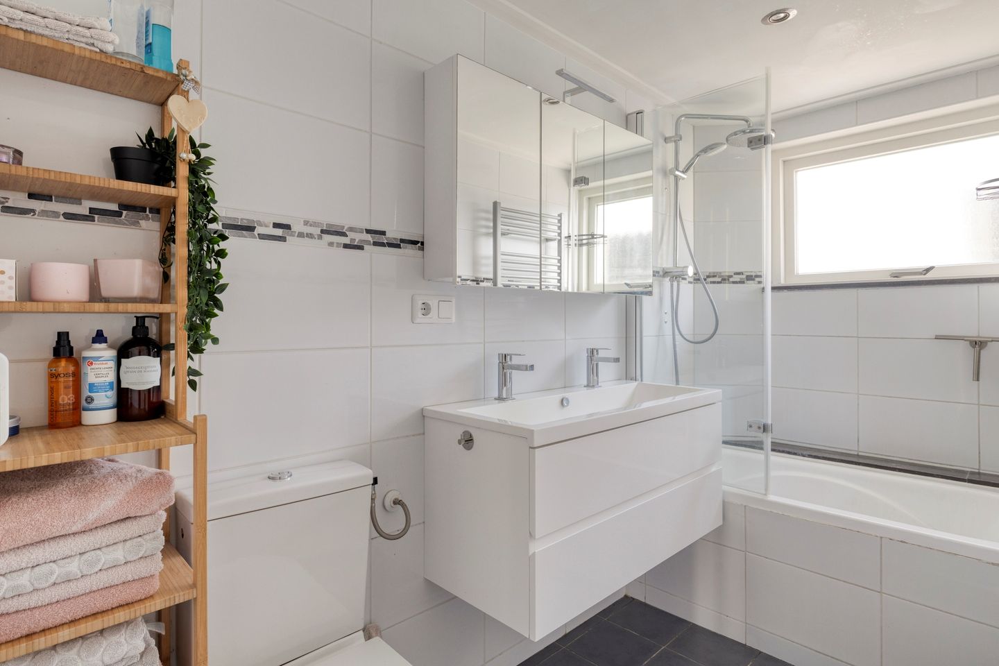 Spacious semi-detached family home with pool in Veenendaal — 25