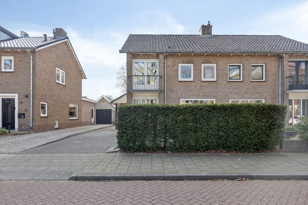 Spacious semi-detached family home with pool in Veenendaal — 52