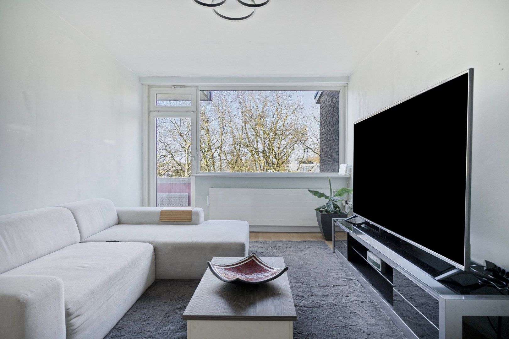Sunny 3-room apartment with two balconies and all-day light — 12