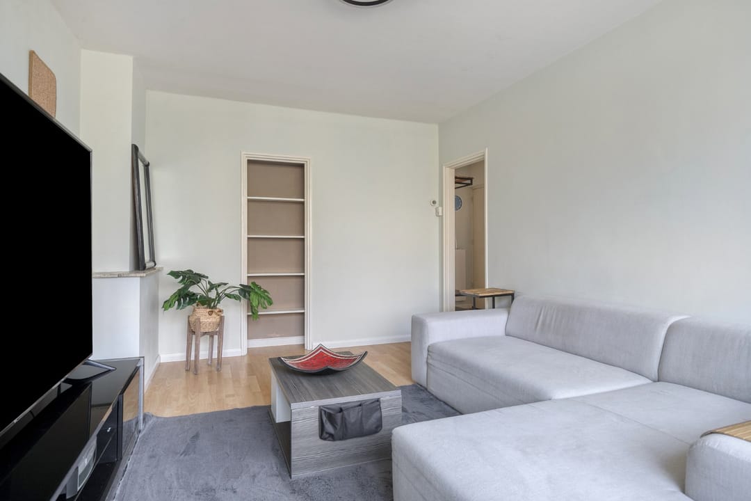 Sunny 3-room apartment with two balconies and all-day light — 13