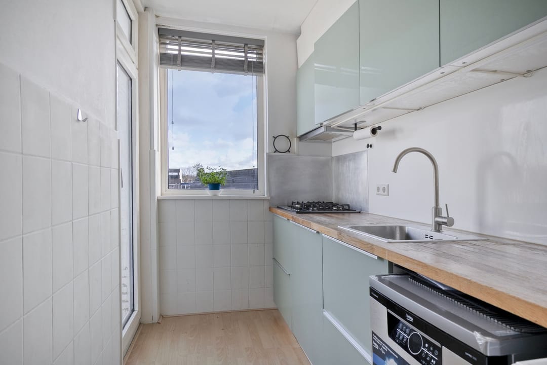 Sunny 3-room apartment with two balconies and all-day light — 16