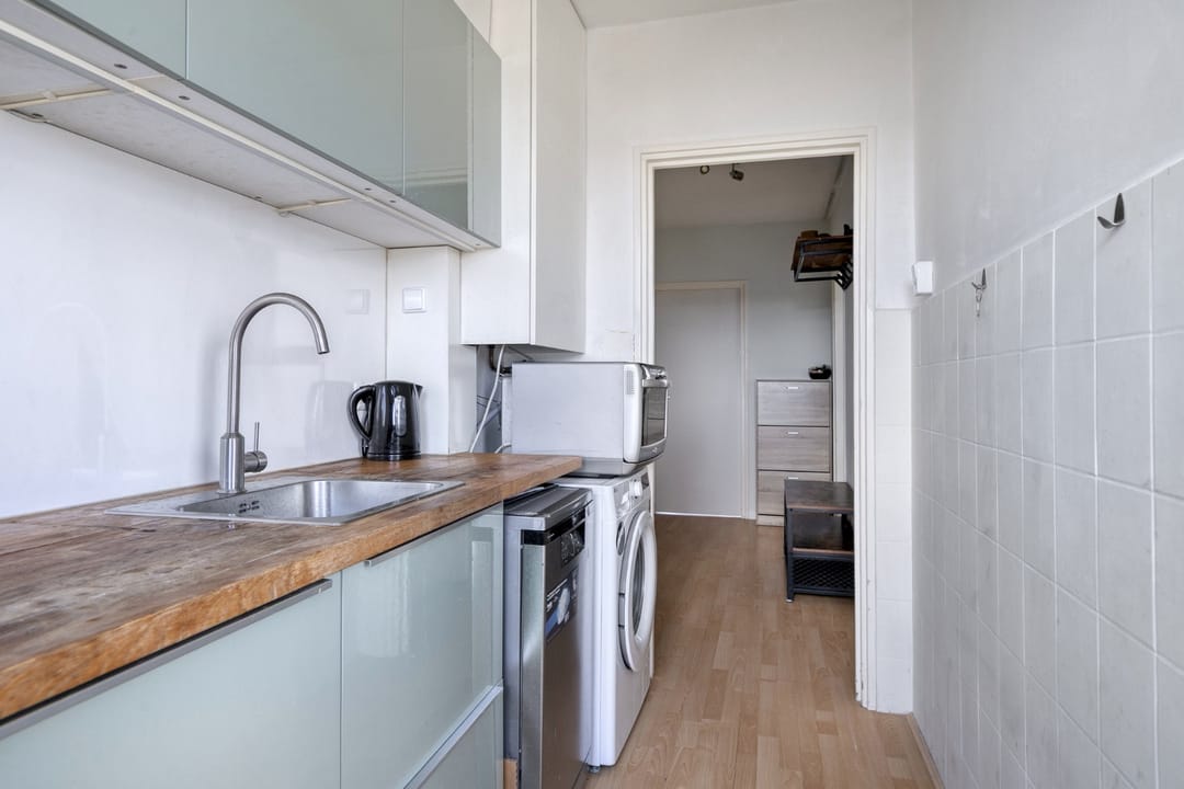 Sunny 3-room apartment with two balconies and all-day light — 17