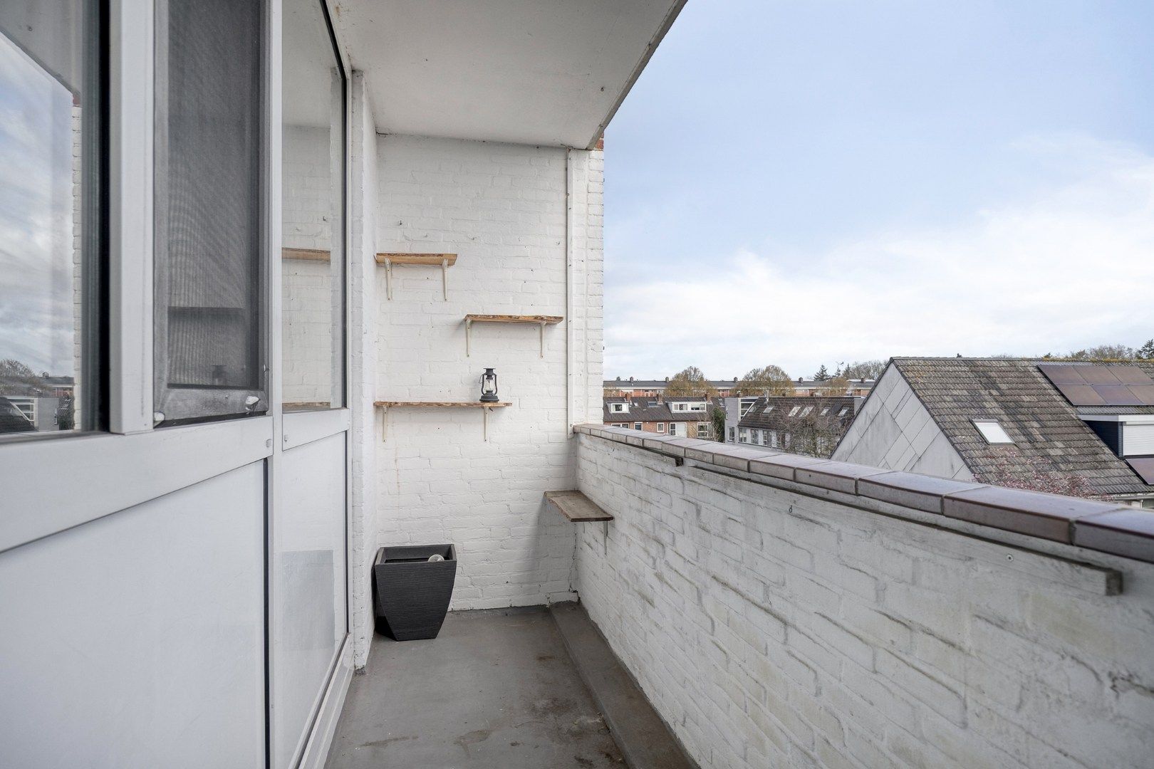 Sunny 3-room apartment with two balconies and all-day light — 18